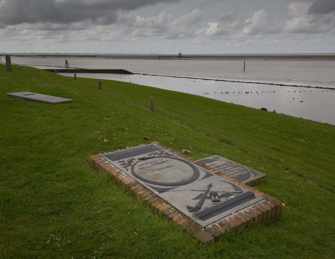 Grafzerk bovenop de dijk bij het Kerkhof van Oterdum.